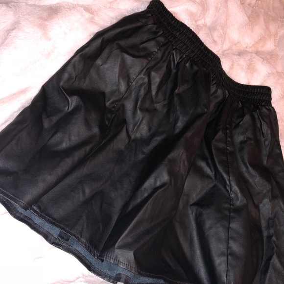 Faux leather skirt size M - Picture 3 of 3